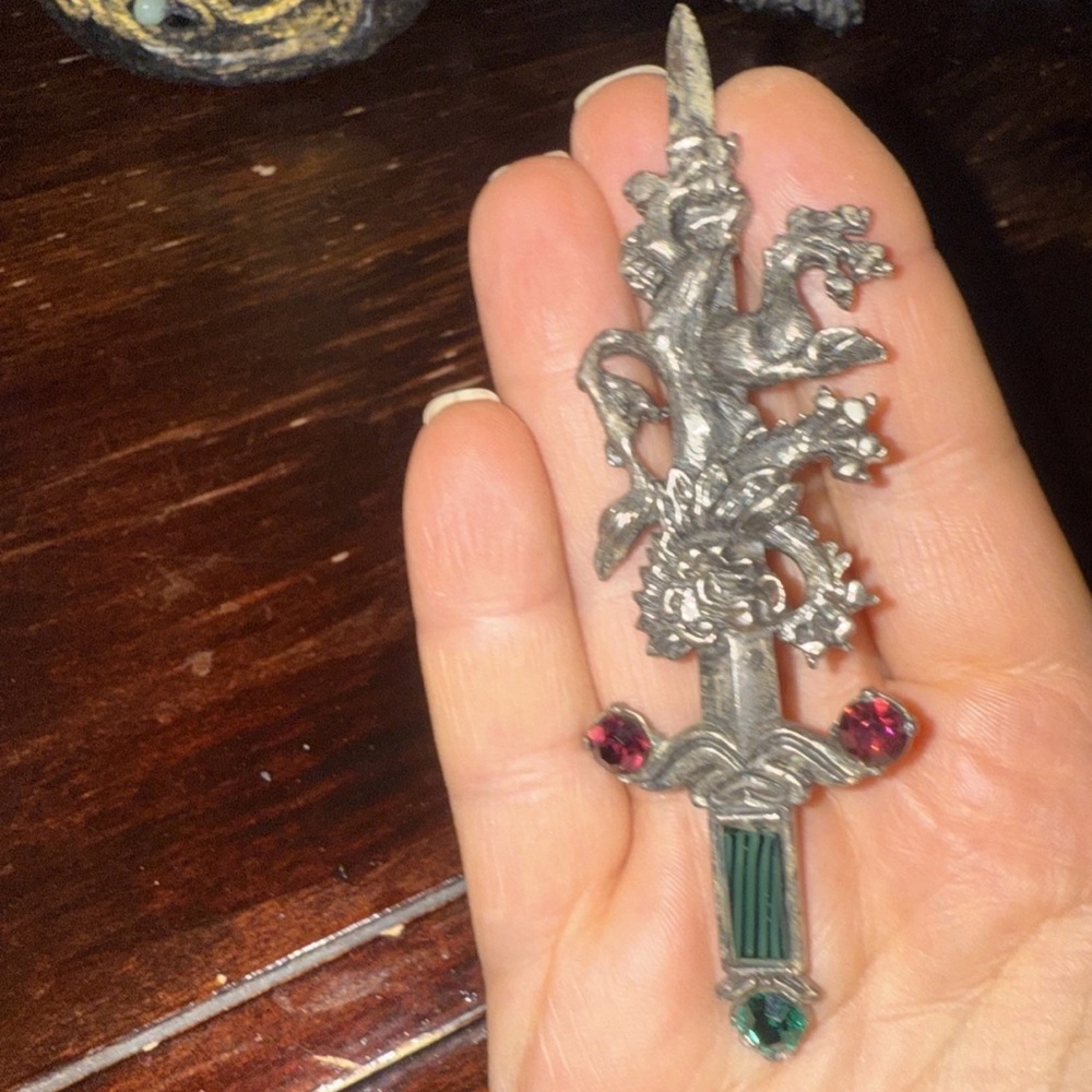 Vintage Jewelery medieval-style lion and sword brooch